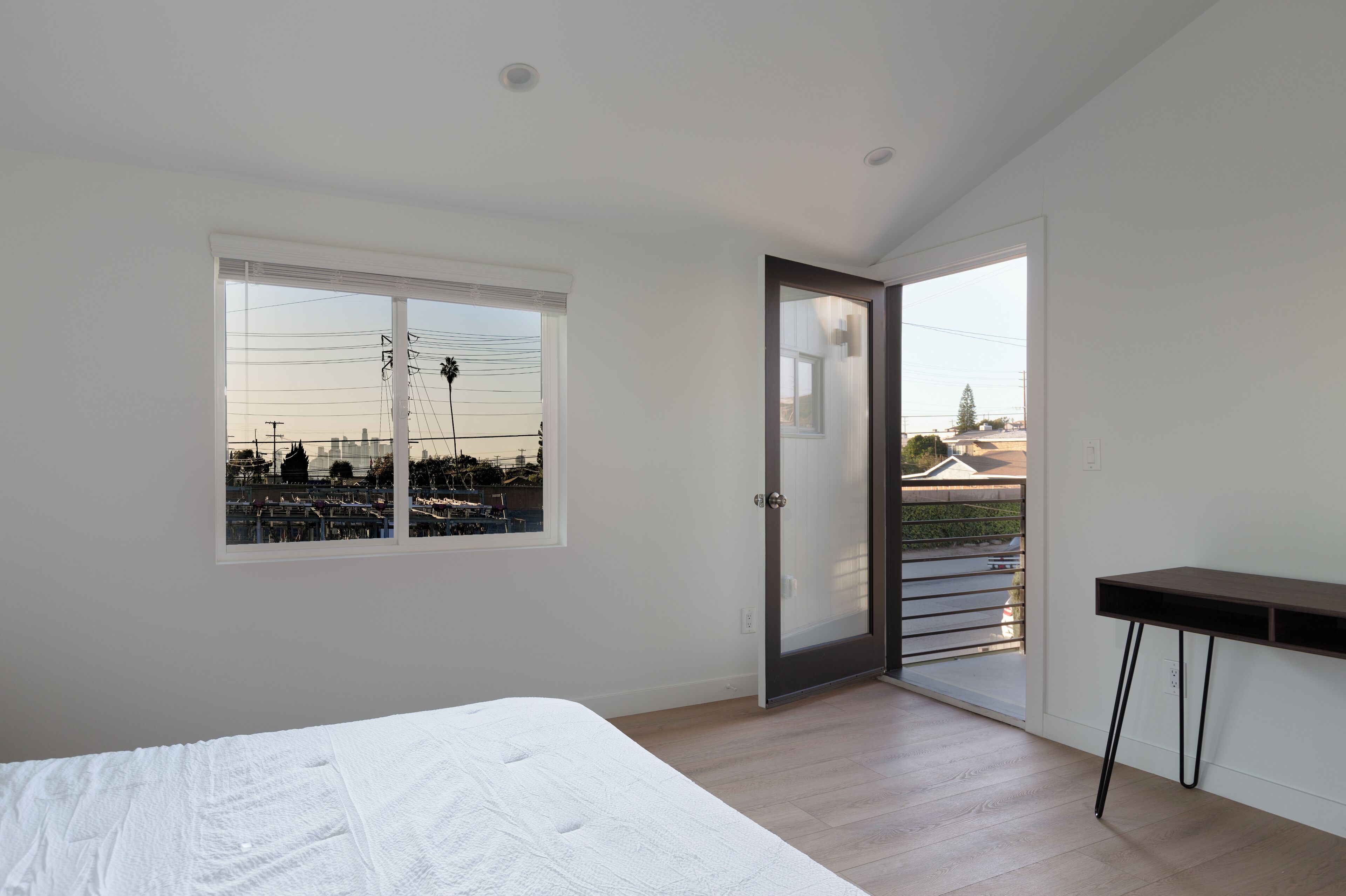 6 bedrooms, desk, iron/ironing board, travel crib