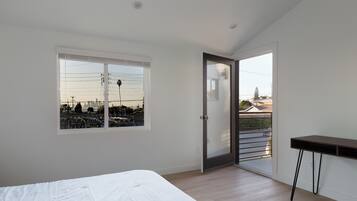 6 bedrooms, desk, iron/ironing board, travel crib