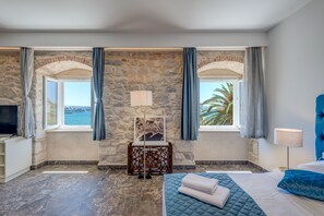 Caja de seguridad en la habitación y decoración personalizada