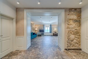 Deluxe Dört Kişilik Oda, Deniz Manzaralı | Odada kasa, ayrı ayrı dekore edilmiş, ayrı ayrı döşenmiş, masa 