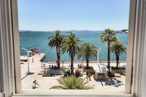 Caja de seguridad en la habitación y decoración personalizada