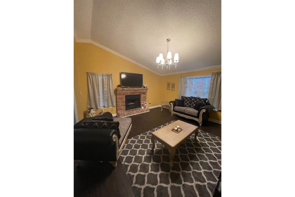 RE Stylish Condo By Mall Area