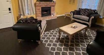 RE Stylish Condo By Mall Area