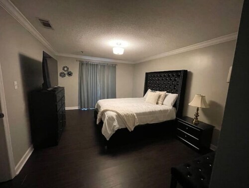 RE Stylish Condo By Mall Area