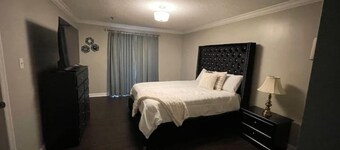 RE Stylish Condo By Mall Area