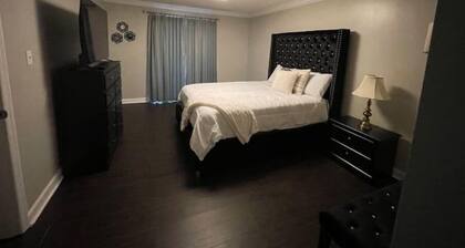 RE Stylish Condo By Mall Area