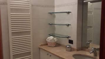 Dusche, Haartrockner, Bidet, Handtücher