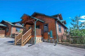 Exterior - Fall Specials! Stunning Views, Hot Tub,Game Room (Gatlinburg)