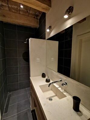 Douche, séchoir à cheveux, serviettes fournies