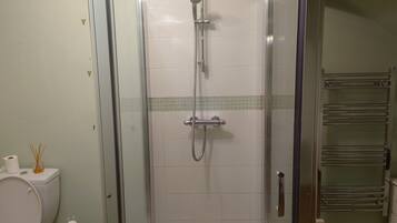 Cottage, 1 Queen Bed | Bathroom | Shower, towels