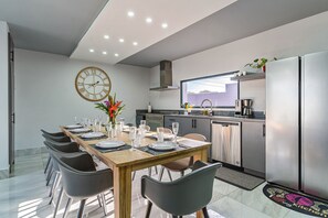 Een moderne keuken met een eethoek.