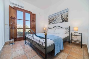 4 quartos, escrivaninha, ferros/tábuas de passar roupa