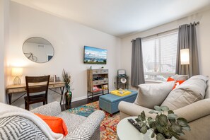 Smart TV, fireplace, video games, DVD player - Cute Condo | TART Trail | Bikes | AC | Downtown | (Traverse City)