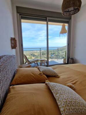 2 bedrooms, travel cot, free WiFi, bed sheets