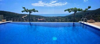 Modern, quiet apartment with private closed garage, exceptional sea view