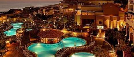 Una piscina al aire libre, una piscina climatizada