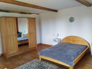 3 bedrooms, desk, iron/ironing board, free WiFi - Former farm, very quiet location, lots of space (Libaros)