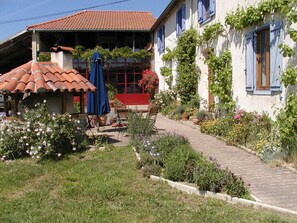 Outdoor dining - Former farm, very quiet location, lots of space (Libaros)