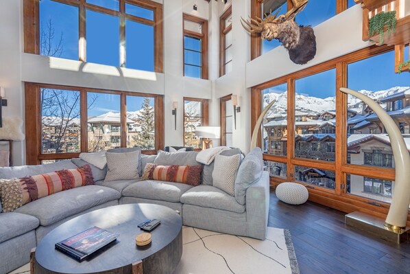 TV - PLAZA TOWER- Penthouse Elegance in MV Core w/ Hot Tub & Views (Mountain Village)