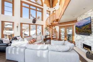 TV - PLAZA TOWER- Penthouse Elegance in MV Core w/ Hot Tub & Views (Mountain Village)