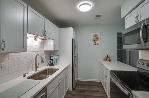 Just remodeled apartment close to airport and mall