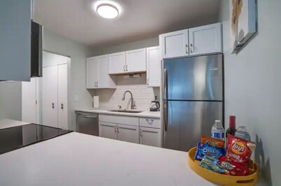 Just remodeled apartment close to airport and mall