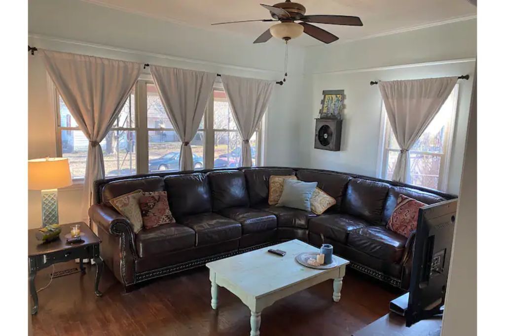 Artsy getaway NEAR DOWNTOWN!