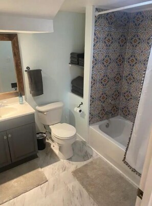 Bathroom - Artsy getaway NEAR DOWNTOWN! (Knoxville)