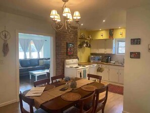 Dining - Artsy getaway NEAR DOWNTOWN! (Knoxville)