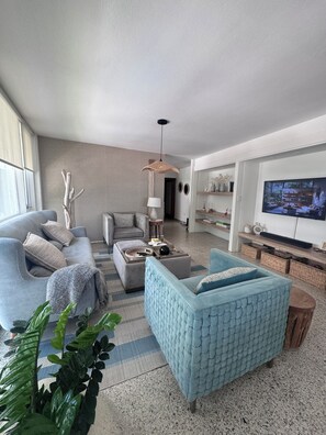 Smart TV, books, stereo - VibeWave Beachfront Gem! (San Juan)
