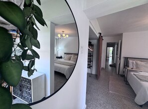 3 bedrooms, desk, iron/ironing board, WiFi - VibeWave Beachfront Gem! (San Juan)