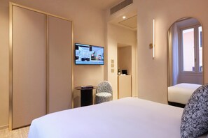 Habitación Premium con 1 cama matrimonial o 2 individuales, para no fumadores | Ropa de cama de alta calidad, edredón y minibar 