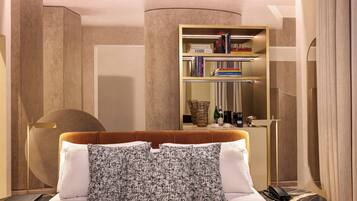 Ein Hotelzimmer mit einem Bett, einem Nachttisch mit Telefon, einem Bücherregal und einer Lampe.