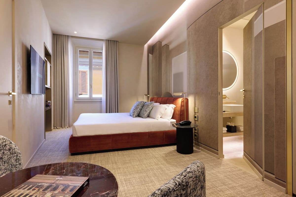 Premium bedding, down comforters, minibar, in-room safe