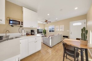 電子レンジ、コーヒー / ティーメーカー、トースター、調理器具と食器