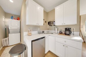 電子レンジ、コーヒー / ティーメーカー、トースター、調理器具と食器