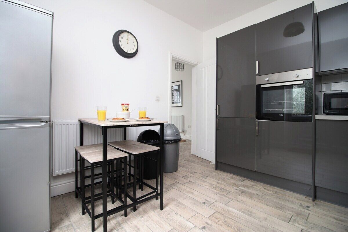 雪櫃、微波爐、焗爐、爐具