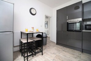 冰箱、微波炉、烤箱、炉灶