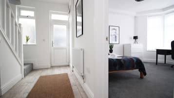 5 bedrooms, desk, iron/ironing board, internet