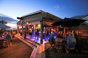 Outdoor dining - BIS-Duck Resort - 1BR/1.5BA Poolside Condo - Great Beach and Pools (Kitty Hawk)