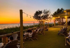 Outdoor dining - BIS-Duck Resort - 1BR/1.5BA Poolside Condo - Great Beach and Pools (Kitty Hawk)