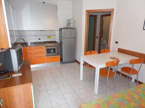 Kühlschrank, Mikrowelle, Wasserkocher mit Kaffee-/Teezubehör