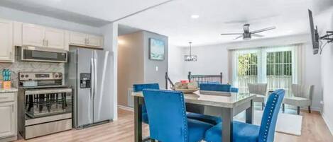 Kylskåp, mikrovågsugn, ugn och spishäll