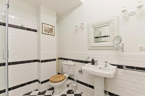 Deluxe Double Room | Bathroom - Liberty Trastevere B&B (Rome)