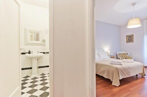 Deluxe Double Room | Iron/ironing board, free WiFi - Liberty Trastevere B&B (Rome)