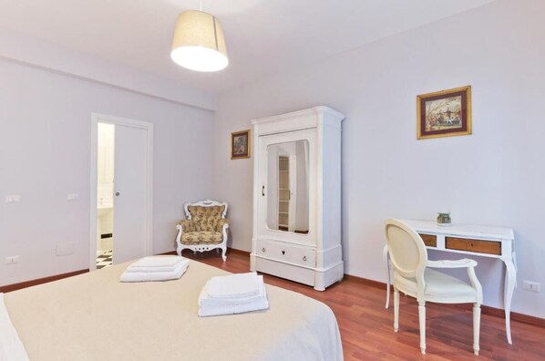 Deluxe Double Room | Iron/ironing board, free WiFi - Liberty Trastevere B&B (Rome)