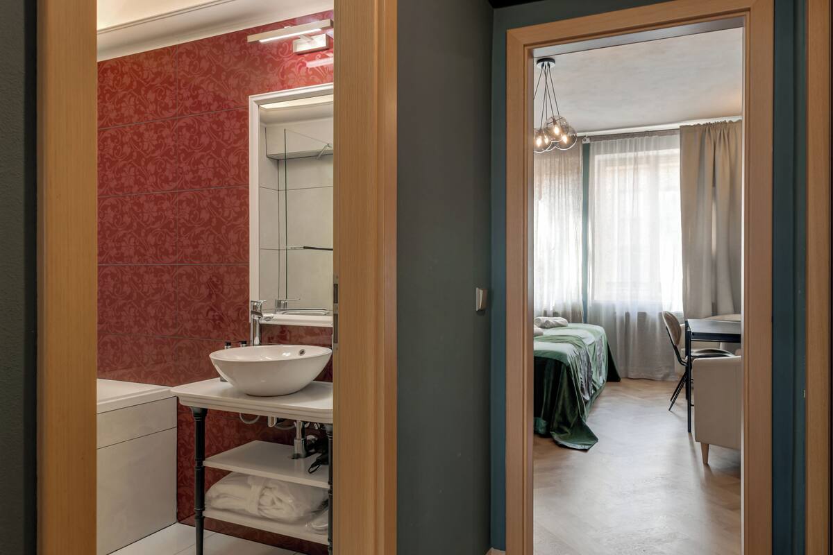 Kamar Double Klasik | Seprai antialergi, minibar, brankas, dan meja kerja