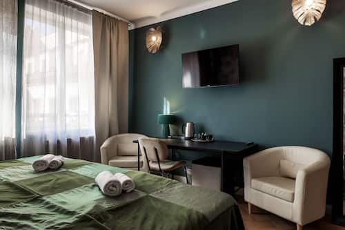 Habitación triple estándar | Ropa de cama hipoalergénica, minibar, caja fuerte y escritorio