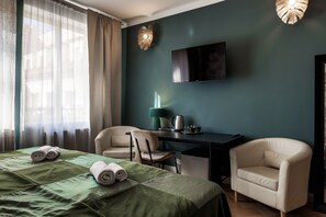 标准三人房 | 防过敏的被褥、迷你吧、客房内保险箱、办公桌