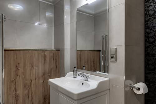 Habitación City doble | Baño | Artículos de higiene personal gratuitos, secador de pelo y toallas